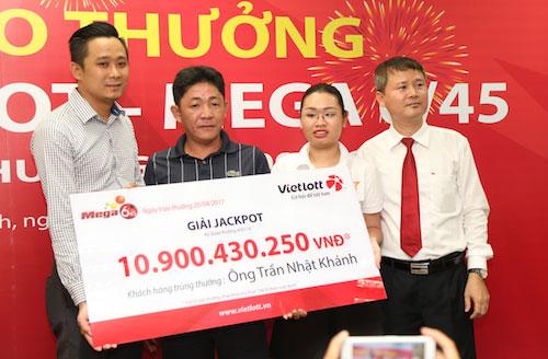 Sáng 20/4, Công ty Xổ số điện toán Việt Nam đã trao giải cho khách hàng may mắn trúng jackpot “khủng” trị giá hơn 21,55 tỷ đồng. Điều đáng chú ý một trong hai người may mắn quyết định không đeo mặt nạ khi nhận giải, cũng như đồng ý để tên tuổi và hình ảnh rõ mặt xuất hiện trên các phương tiện truyền thông. Người này là ông Trần Nhật Khánh (trú tại phường Tân Thuận Tây, quận 7, TP HCM).