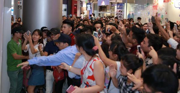 Bị fan quây kín thành quen, Noo Phước Thịnh bình tĩnh nán lại chụp hình cùng fan cuồng-1