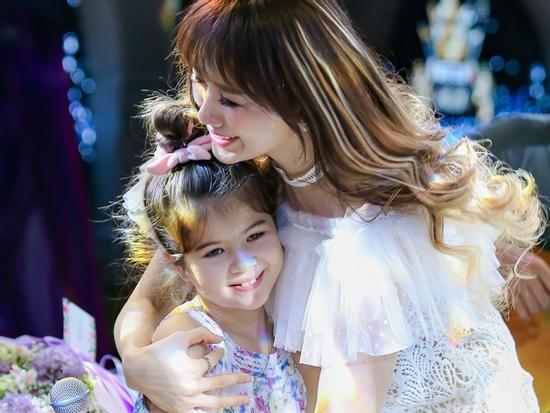 Vợ Trấn Thành ngây ngất trước fan nhí 8 tuổi thuộc lòng mọi ca khúc 'made in Hari Won'