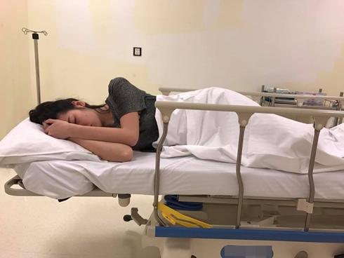 Á hậu Tú Anh nhập viện khâu 7 mũi vì ngã rách cằm