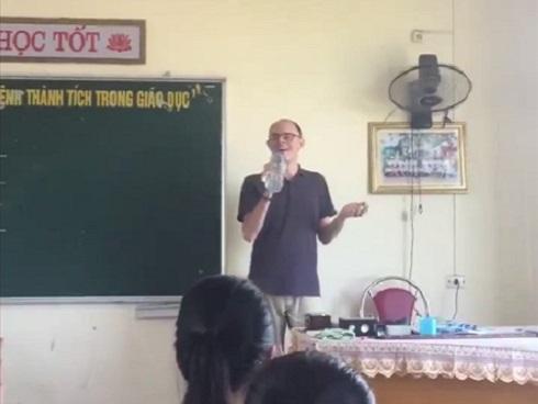 Thầy giáo Tây 'đốn tim' học trò với phút ngẫu hứng cùng 'Cơn mưa tình yêu'