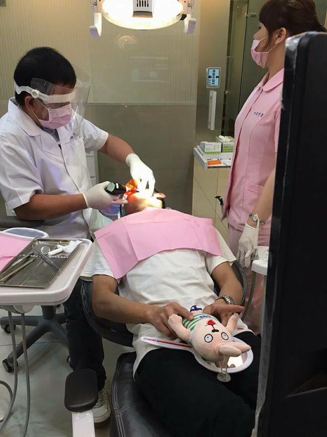 Đáng yêu nhất ngày: Anh chàng ôm cả... gấu bông vào khám răng cùng cho bớt đau! - Ảnh 1