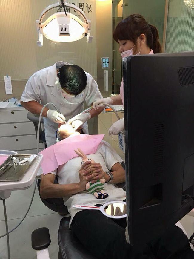 Đáng yêu nhất ngày: Anh chàng ôm cả... gấu bông vào khám răng cùng cho bớt đau!- Ảnh 2