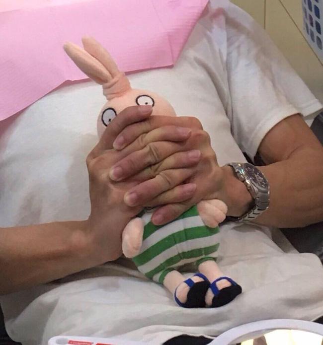 Đáng yêu nhất ngày: Anh chàng ôm cả... gấu bông vào khám răng cùng cho bớt đau! - Ảnh 3