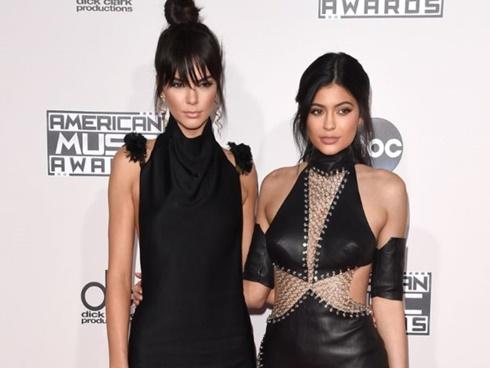Vì sao chị em hot girl Kylie Jenner luôn mặc đồng điệu?