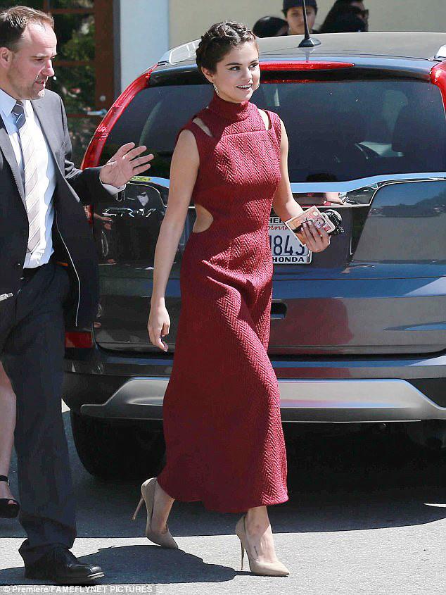 Thoi trang khoe eo bat ke thoi tiet cua Selena Gomez hinh anh 6