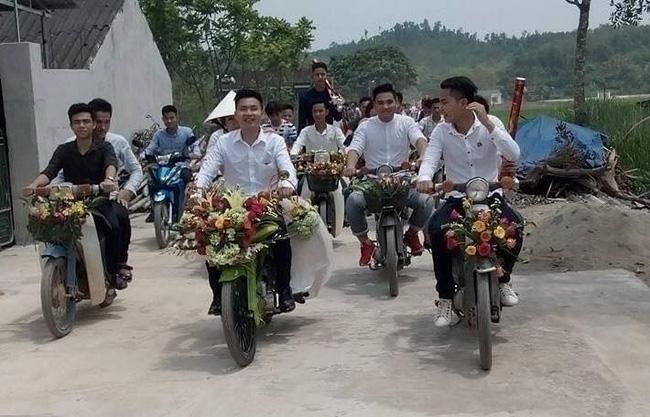 Xôn xao đám cưới rước dâu bằng xe Cub độc đáo ở Nghệ An - Ảnh 2.