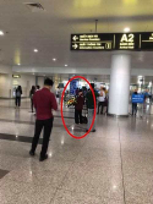 nghen ngao nguoi me chi an banh my nhung bo ra 500.000 dong mua hoa don con gai o san bay - 2