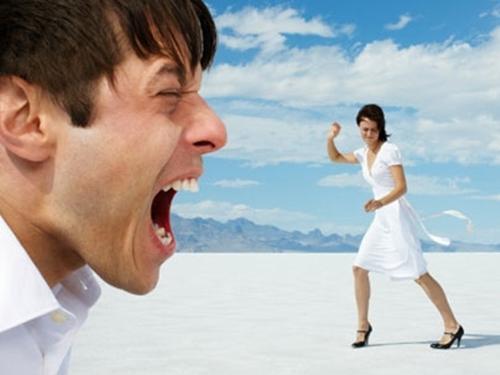 Truyện cười: Chữa bệnh buôn 'dưa lê' của chồng