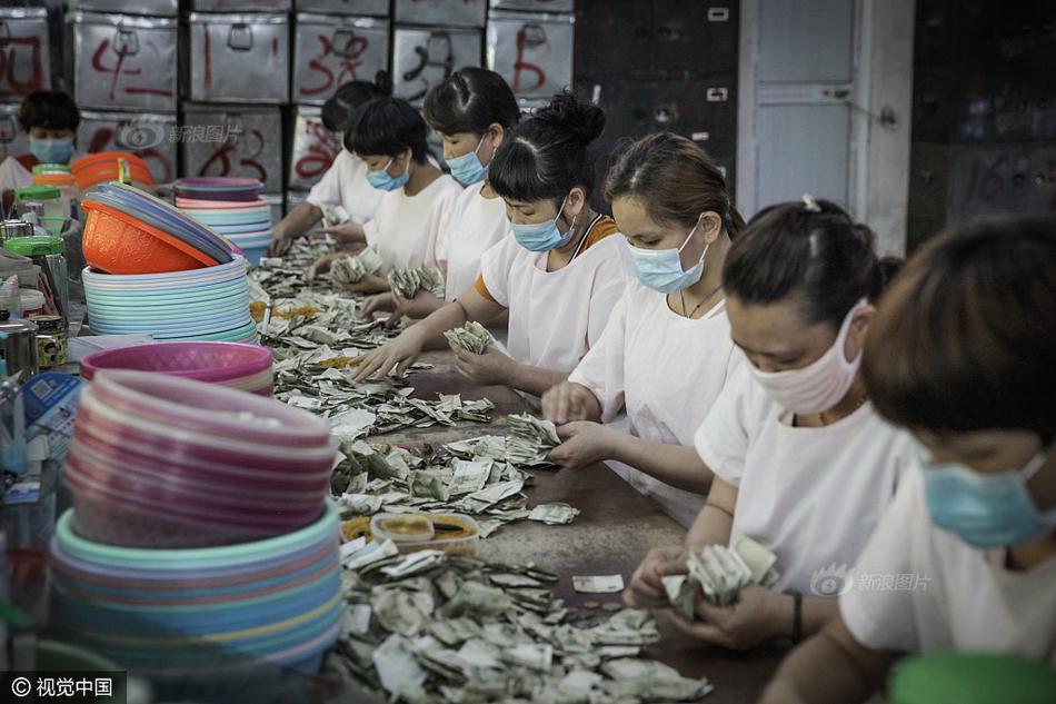 Các nữ nhân viên phải kiểm đếm hàng trăm ngàn tờ tiền như thế mỗi ngày. Sau khi lái xe nộp tiền về công ty, họ sẽ bắt đầu công việc của mình.