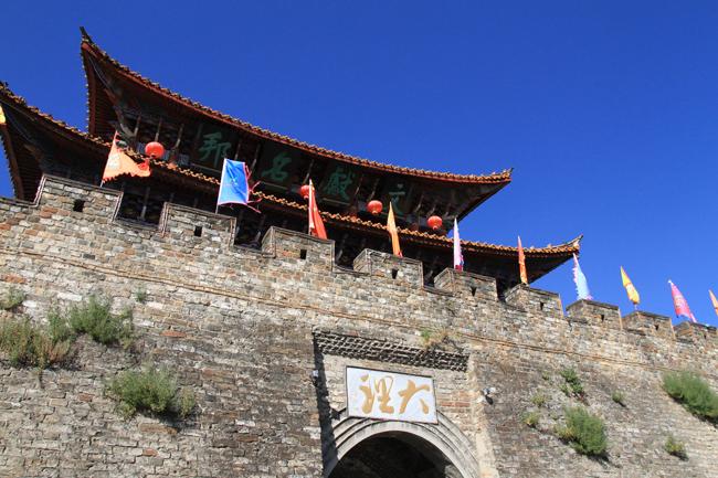 30/4, "dua nhau di tron" duoi con duong ruc hong hoa anh dao o tq hinh anh 1