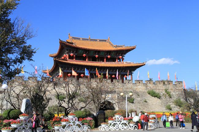 30/4, "dua nhau di tron" duoi con duong ruc hong hoa anh dao o tq hinh anh 10