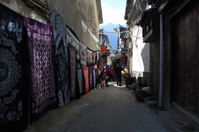 30/4, "dua nhau di tron" duoi con duong ruc hong hoa anh dao o tq hinh anh 12