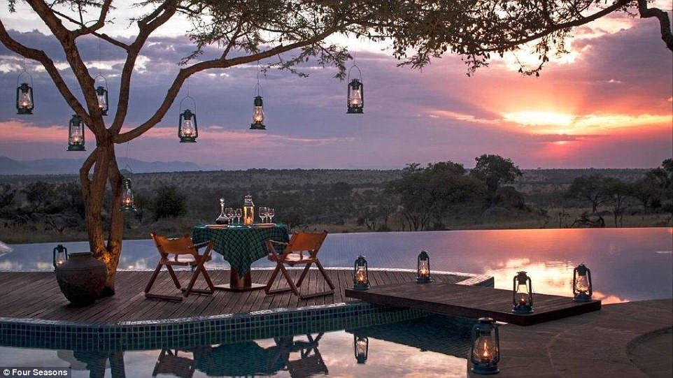 Khu nghỉ dưỡng Four Seasons Serengeti, Tanzania: Bạn có thể ngắm nhìn đàn voi rừng hoặc tận hưởng hoàng hôn lãng mạn từ bể bơi vô cực ở Four Seasons Serengeti.