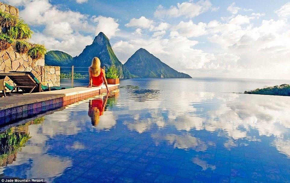 Khu nghỉ dưỡng Jade Mountain, St. Lucia: Khu nghỉ dưỡng tuyệt đẹp này có 24 bể bơi vô cực ngoài mỗi biệt thự hạng sang. Từ bể bơi, du khách có thể thư giãn và chiêm ngưỡng cảnh núi non hùng vĩ bên biển xanh như ngọc.