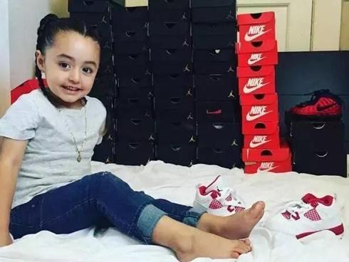 Mới 4 tuổi, cô nhóc này đã sở hữu hàng chục đôi sneakers đình đám khiến người lớn phải kiêng dè
