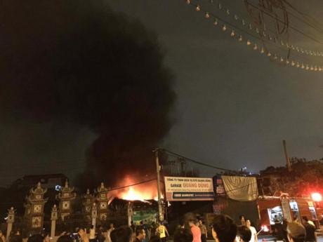 Ha Noi: Gara o to boc chay du doi trong dem khien nhieu nguoi hoang hot - Anh 2