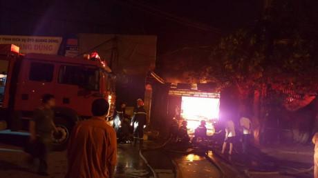 Ha Noi: Gara o to boc chay du doi trong dem khien nhieu nguoi hoang hot - Anh 3