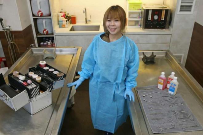 Cham soc nguoi chet: Cong viec khong may ai dam lam cua 9X Singapore hinh anh 1