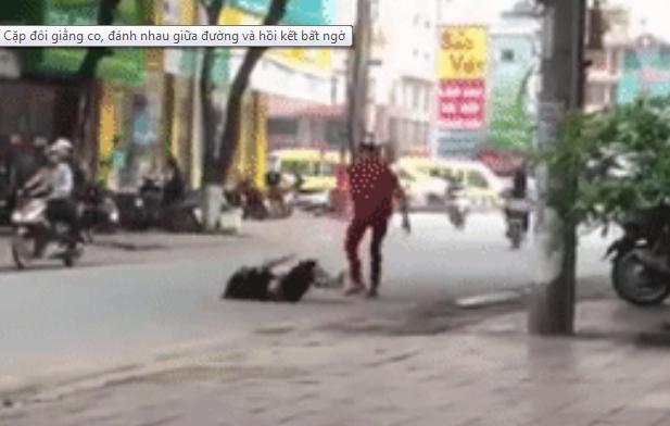 Clip đánh nhau hài hước nhất năm: Vật lộn, giằng co giữa đường chán chê rồi chàng lại cõng nàng về nhà - Ảnh 1.