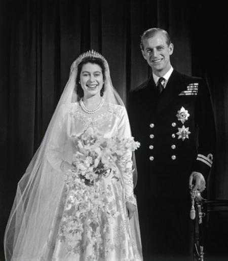 Elizabeth II kết hôn với hoàng tử Hy Lạp - Philip vào ngày 20/11/1947. Cặp đôi gặp nhau lần đầu tiên khi bà cùng mẹ đến thăm Canada vào năm 1937. Sau đó cả hai thường xuyên trao đổi thư từ và nảy sinh tình cảm. Lúc đó Nữ hoàng mới 13 tuổi.