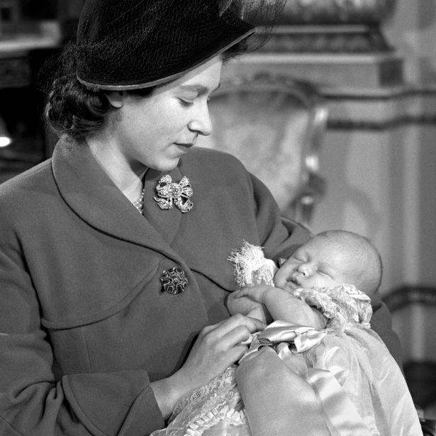 Ngày 14/11/1948, Elizabeth II và chồng hạnh phúc đón con trai đầu lòng và đặt tên là Charles . Tính đến nay bà có tất cả 4 người con, 8 cháu và 5 chắt.