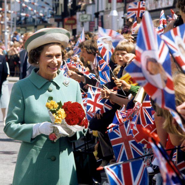 Nữ hoàng Elizabeth II tổ chức lễ kỉ niệm 25 năm trên cương vị nữ hoàng vào năm 1977 và 50 năm trị vì vào năm 2002.