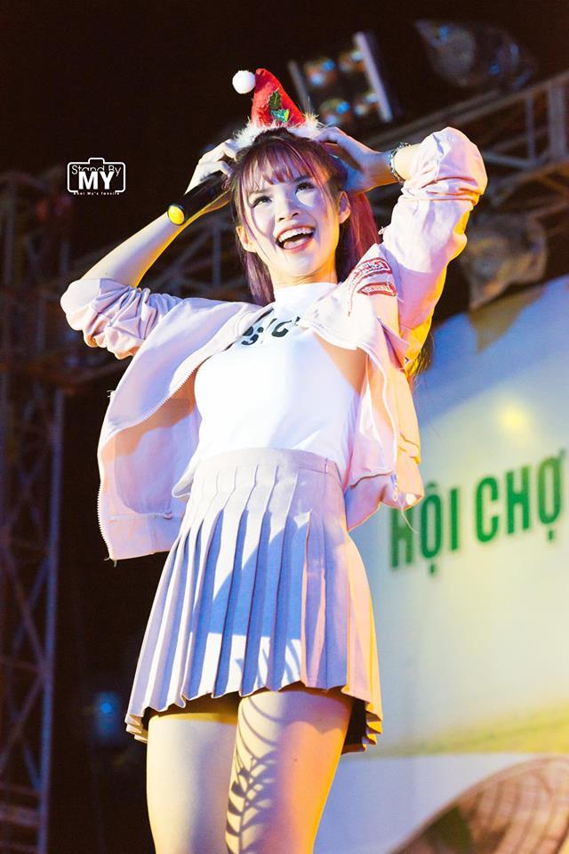 lay chong kem tuoi, khoi my, hari won mac nhu nu sinh 18 hinh anh 1