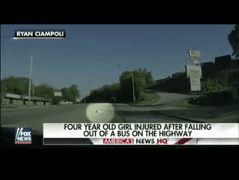 Thót tim cảnh bé gái 4 tuổi văng ra khỏi xe buýt trên đường cao tốc