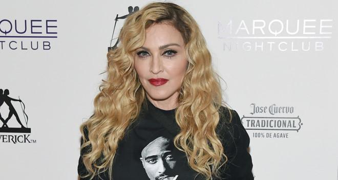 Madonna chi trich phim tieu su ve minh la doi tra, bia dat hinh anh 1