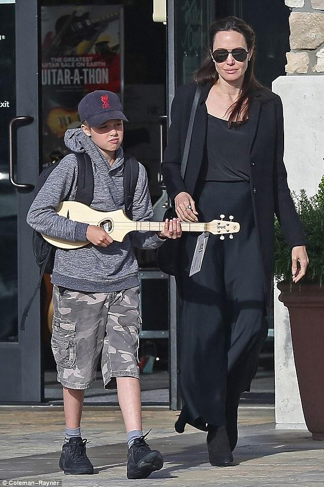 Angelina Jolie đưa con gái ruột đi mua sắm sau tin đồn bí mật hẹn hò với bạn trai mới - Ảnh 2.