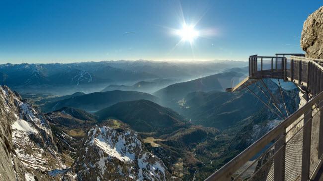 Tại dòng sông băng Dachstein ở Áo, du khách có thể lên một trong những cây cầu cao nhất thế giới. Từ đây, bạn có thể chiêm ngưỡng phong cảnh tuyệt đẹp, nhưng nơi này có lẽ không dành cho những người sợ độ cao.