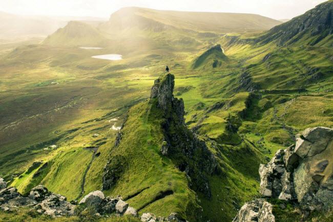 Hòn đảo Skye ở Scotland gây ấn tượng với thiên nhiên hoang dã và hùng vĩ. Phong cảnh nơi đây là sự kết hợp của lâu đài cổ, núi cao và hồ nước trong xanh.