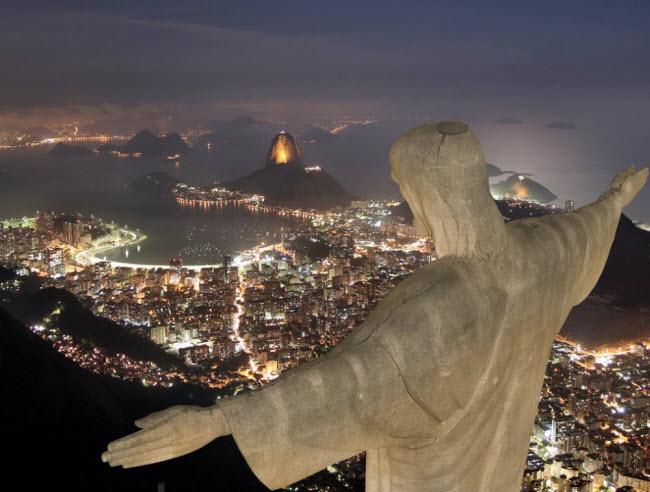 Tượng Chúa Kitô Cứu Thế được xây dựng trên đỉnh núi Corcovado ở thành phố Rio de Janeiro, Brazil. Từ đây, du khách có thể chiêm ngưỡng toàn cảnh thành phố và núi Rio Sugarloaf.