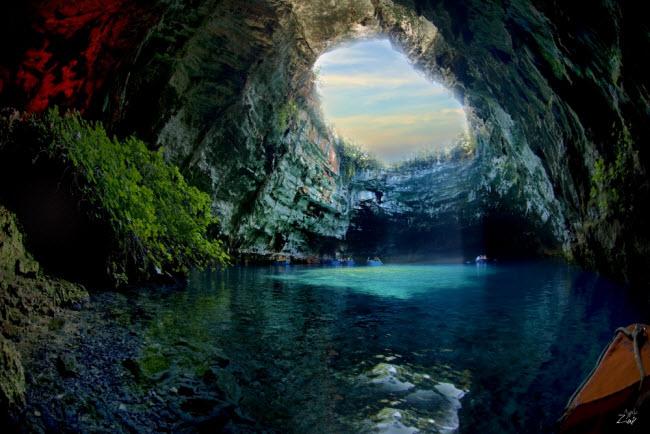 Theo thần thoại Hi Lạp, hang động Melissani ở Kefalonia là nơi sinh sống của các nữ thần. Họ thường sử dụng nhan sắc tuyệt mỹ của mình để du các thủy thủ đi ngang qua lên đảo. Ngay nay, nơi đây trở thành địa điểm du lịch hấp dẫn ở Hi Lạp.