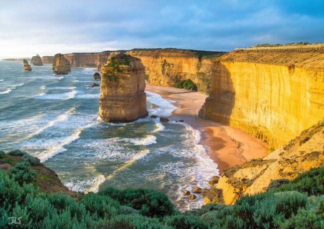 Twelve Apostles vách núi đá vôi chạy dọc bờ biển trong vườn quốc gia  Port Campbell, Australia. Chúng được thành lập qua các hoạt động địa chất và tác động của biển qua hàng nghìn năm.