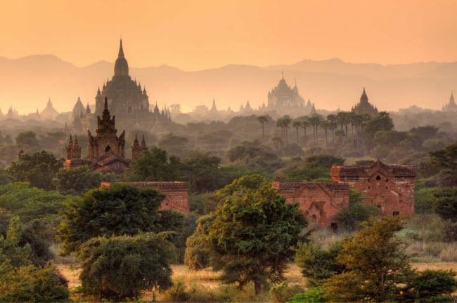 Tại thành phố cổ Bagan ở Myanmar, du khách có thể tìm thấy nhiều ngôi chùa và tu viện đạo Phật. Nơi đây từng có hơn 10.000 trung tâm tín ngưỡng và 2.200 trung tâm vẫn hoạt động đến ngày nay.