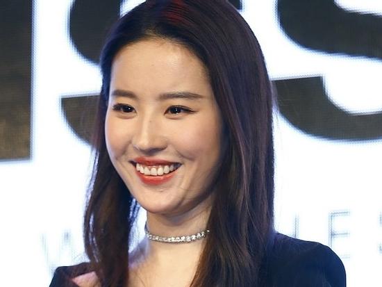 Giật mình với hình ảnh 'thần tiên tỷ tỷ' Lưu Diệc Phi cằm ngấn mỡ, cười hở lợi