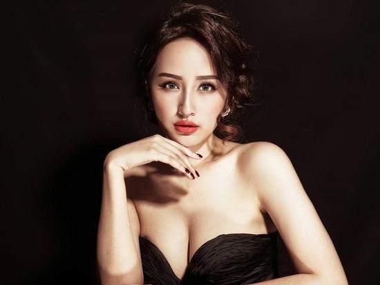 Ngắm gần Mai Phương Thúy mặc trễ nải nhưng siêu tinh tế