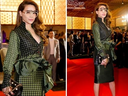 Chỉ cần xuất hiện, Hà Hồ 'chiếm sóng' toàn bộ thảm đỏ