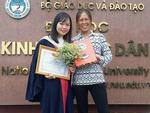 Người mẹ nghèo cười rạng rỡ bên con gái trong lễ tốt nghiệp
