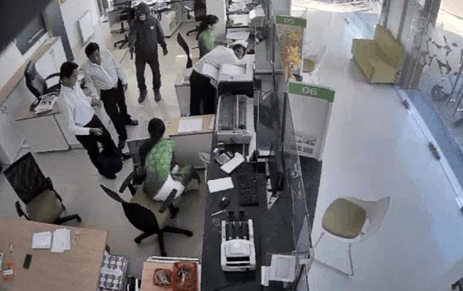 Tin nóng: Lộ diện nghi phạm cướp ngân hàng ở Trà Vinh - Ảnh 1.