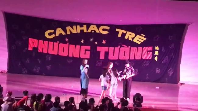 Đây là cách xử lý của sao Việt khi bị khán giả ném đồ lên sân khấu! - Ảnh 3.