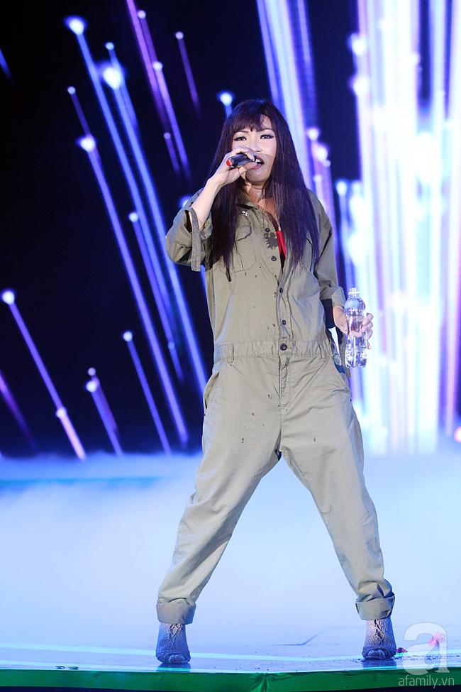 Đây là cách xử lý của sao Việt khi bị khán giả ném đồ lên sân khấu! - Ảnh 1.