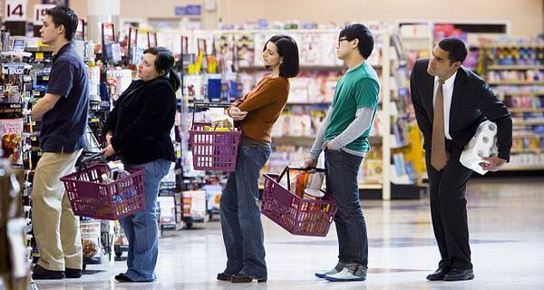 Cô gái xinh đẹp có hành động và câu nói xấu hổ giữa siêu thị Hà Nội - Ảnh 1.