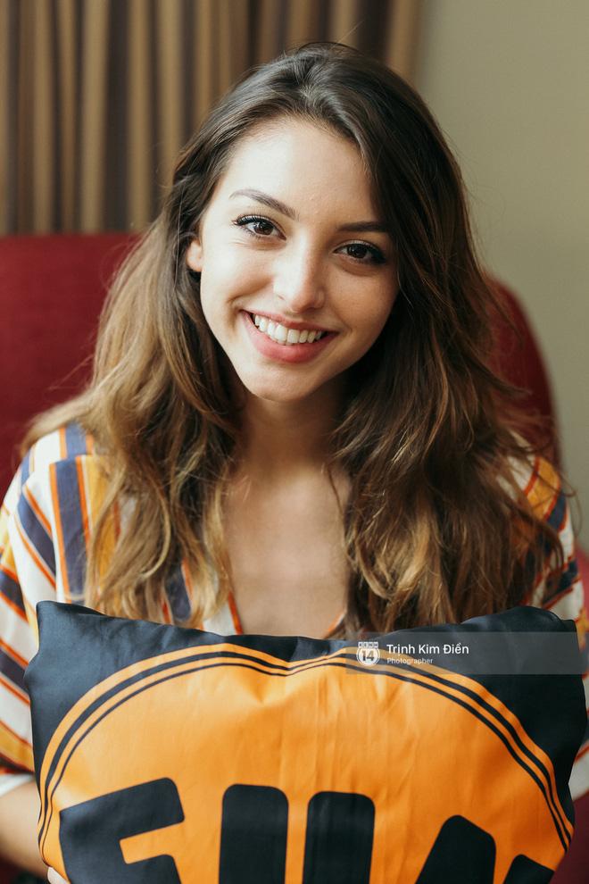 Đây là những khoảnh khắc đẹp từng centimet của cô nàng sexy Celine Farach! - Ảnh 2.