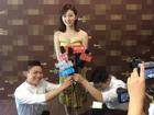Mỹ nhân phim 'Kong' Cảnh Điềm bị chỉ trích để mặc hai người quỳ gối phỏng vấn