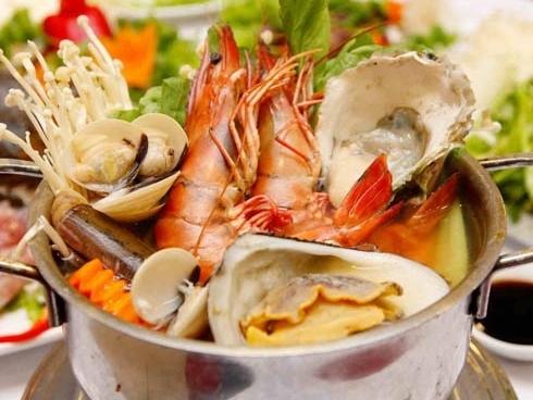 Làm gì khi bị dị ứng nặng do 'thử cảm giác lạ' với ẩm thực trong lúc du lịch xa?