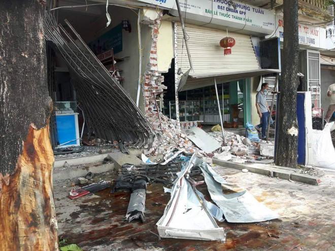 Xe dau keo lao vao nha dan khien cua ngo Ha Noi un tac hinh anh 1