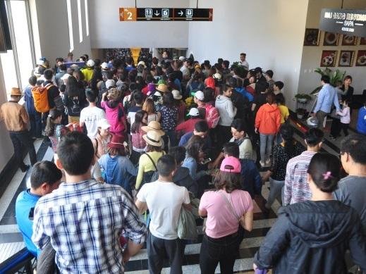 Người và xe đổ về Sa Pa đông nghịt, du khách xếp hàng dài mua vé cáp treo lên Fansipan